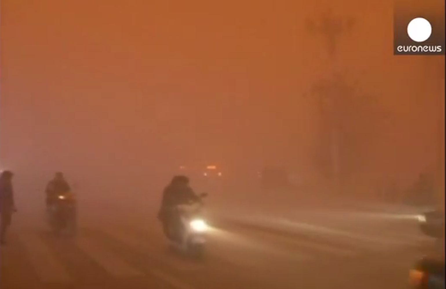 Un épais brouillard rougeâtre s'est abattu ce jeudi matin sur le nord-ouest de la Chine.