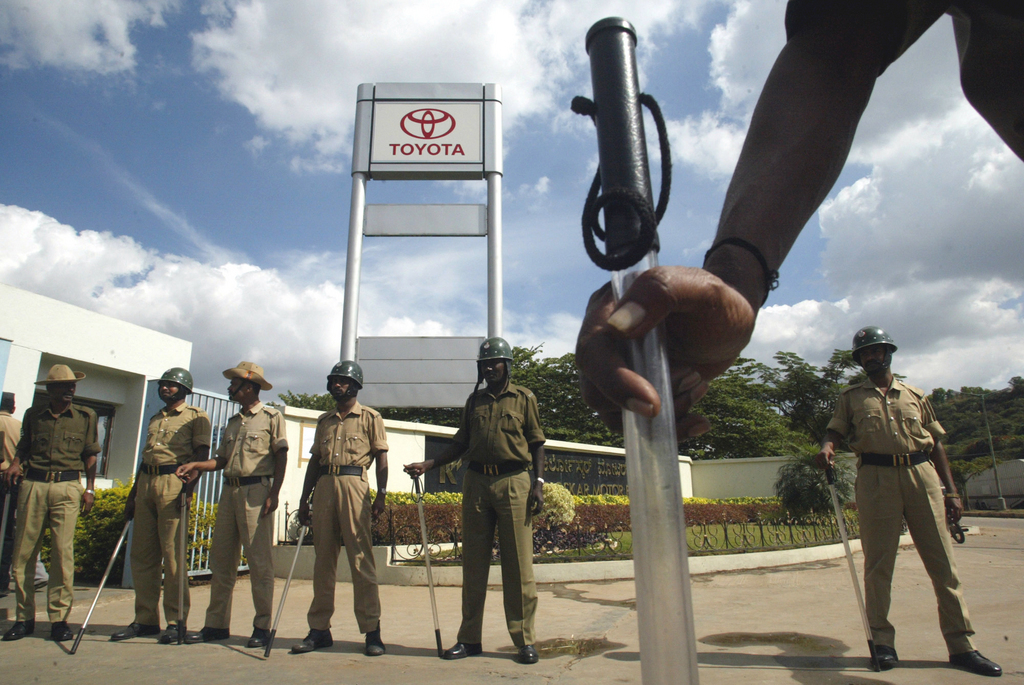 Le premier constructeur mondial d'automobiles Toyota a annoncé lundi la suspension de sa production de véhicules en Inde. Il invoque des émeutes dans ses deux usines du sud-ouest du pays.