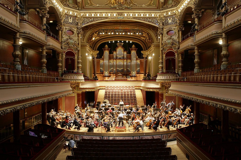 Le concert donné par l'Orchestre de la Haute Ecole de Musique de Genève (OHEMG) ne sera pas dirigé par Karl Anton Rickenbacher, le dimanche 16 mars 2014 à 17 heures au Victoria Hall, mais par Nicolas Chavin. 