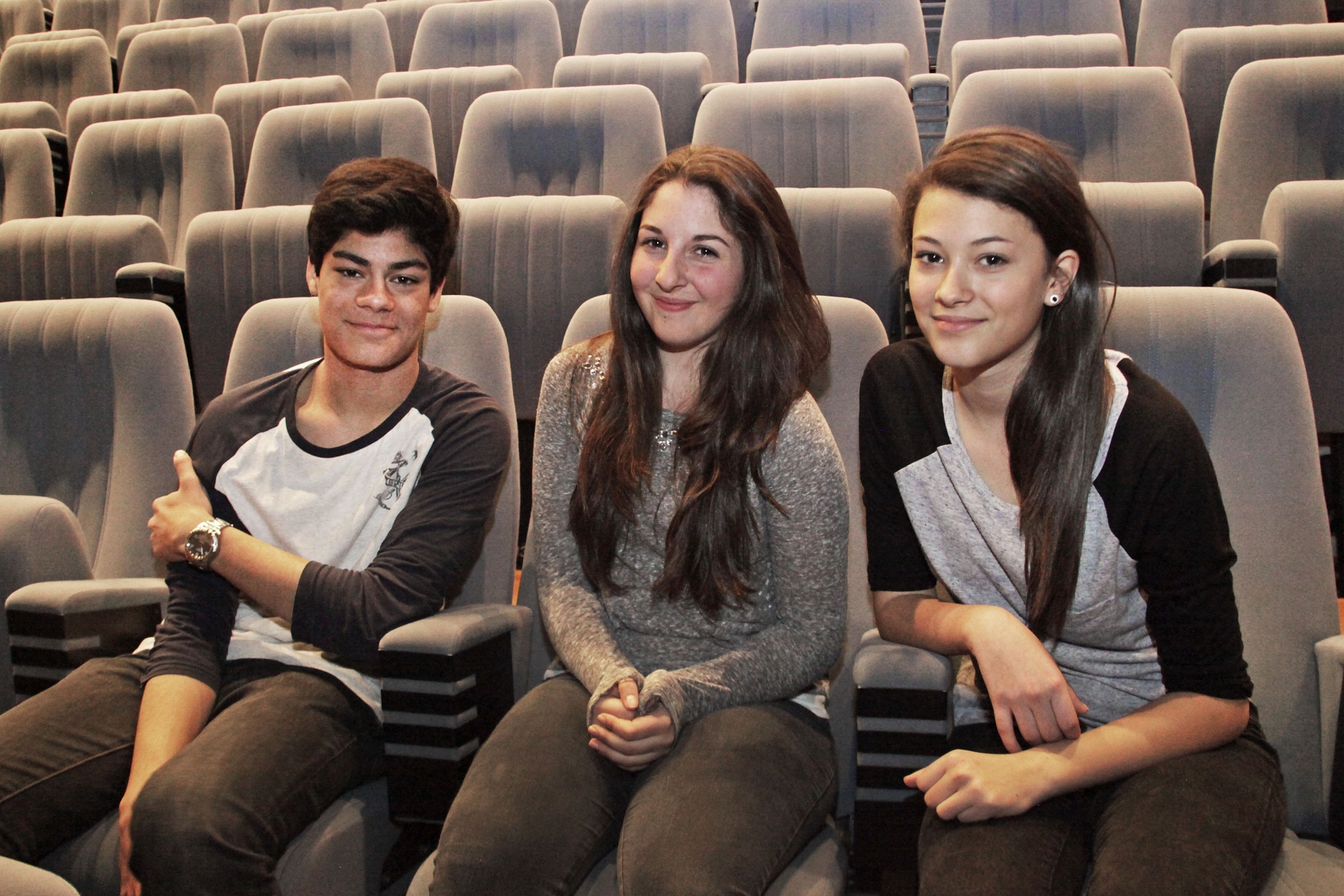 Présentation d'une vidéo sur les premiers secours réalisée par trois élèves, de gauche à droite, Nikhil, Ellie et Eva.