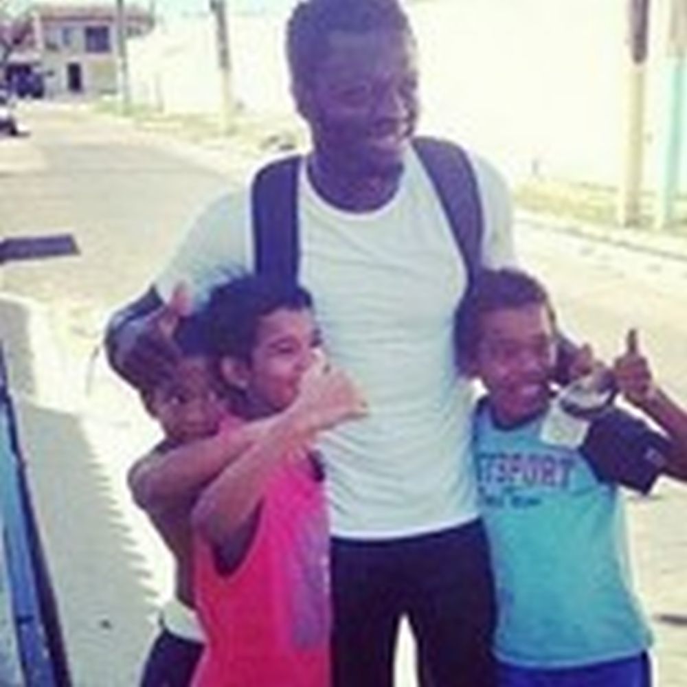 Le milieu de terrain ghanéen Ali Sulley Muntari s'est rendu dans la favela de Maceió pour y distribuer des billets de banque aux plus démunis. 