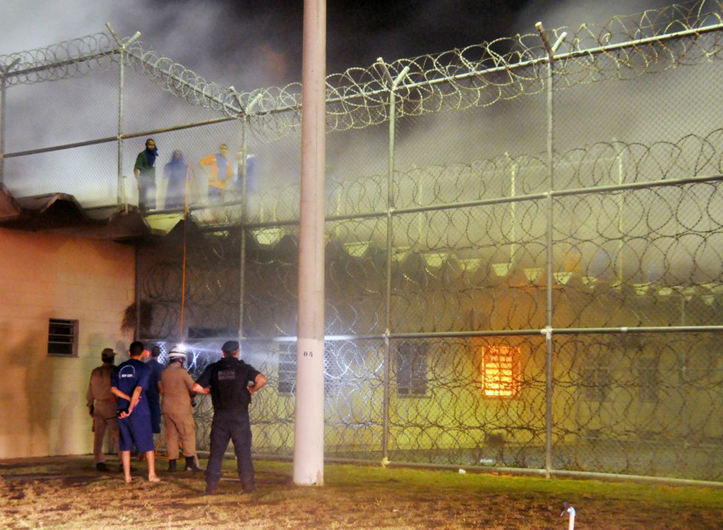 Ce n'est pas la première fois que cette prison est malmenée par ses prisonniers. Sur cette photo de 2012, on voit que les émeutiers avaient mis le feu au bâtiment.