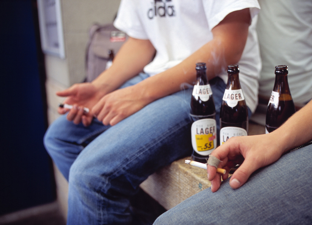 Im Bahnhof Thun trinken Jugendliche billiges Bier und rauchen Zigaretten, aufgenommen  am 29. August 2003.  (KEYSTONE/Martin Ruetschi) === ,  === : DIA]