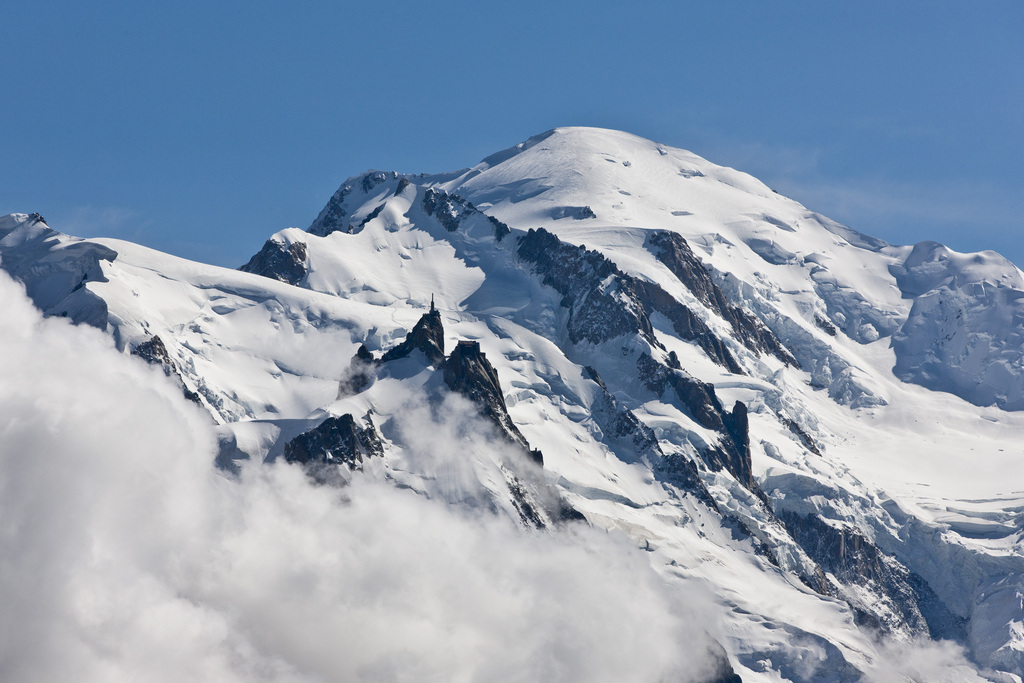 Frankreich. Der Mont Blanc mit der Bergstation Aiguille du Midi in Chamonix am Donnerstag, 9. August 2012. Die bekannteste Seilbahn der Mont-Blanc-Gruppe ist die Telepherique de l'Aiguille du Midi, die von Chamonix aus auf die 3842 m hohe Aiguille du Midi fuehrt und eine der hoechsten Seilbahnen der Alpen ist. (KEYSTONE/Alessandro Della Bella)