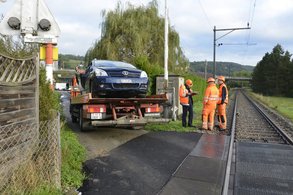 Un millier de passages à niveau ne sont toujours pas sécurisés en Suisse, comme ici à Lucens, où une voiture inoccupée a été percutée l'automne dernier.