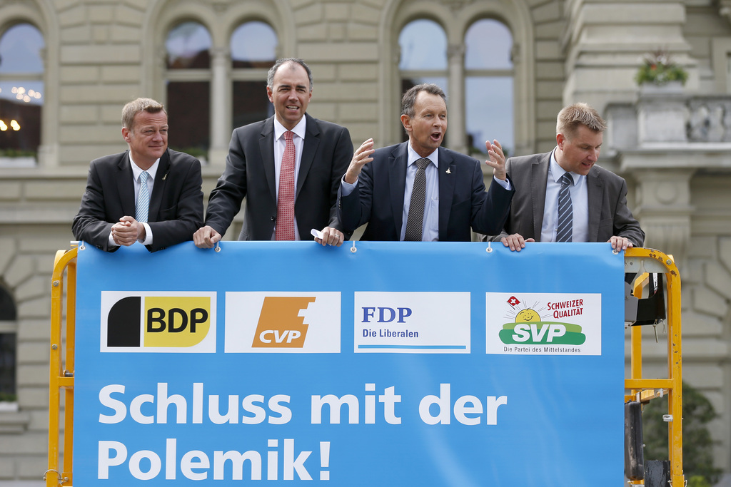 Die vier Parteipraesidenten Martin Landolt (BDP), Christophe Darbellay (CVP), Philipp Mueller (FDP) und Toni Brunner (SVP), von links, werben bei einer Aktion auf einem Kran fuer ein "Ja" zur Gripenabstimmung vom 18. Mai, am Donnerstag, 8. Mai 2014 auf dem Bundesplatz in Bern. (KEYSTONE/Peter Klaunzer)