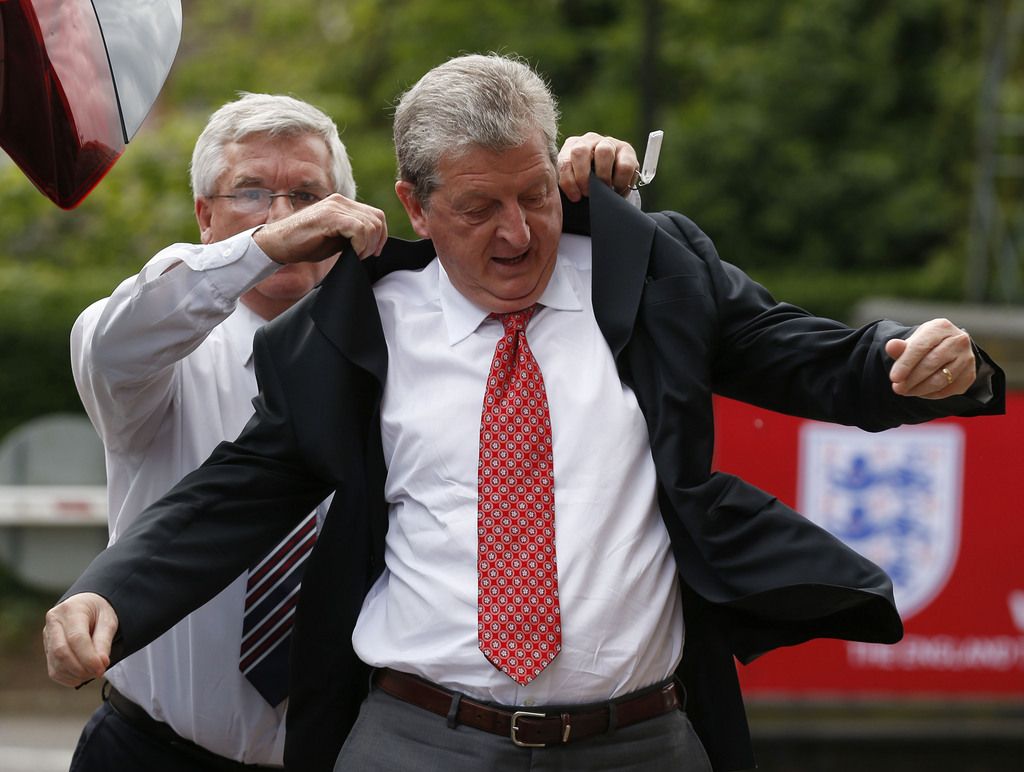L'entraîneur de l'équipe anglaise Roy Hodgson arrive à la conférence de presse lundi pour annoncer la composition de l'équipe anglaise pour la Coupe du Monde.