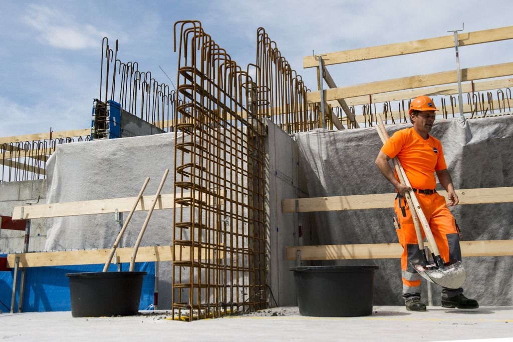 Un ouvrier marche sur le chantier lors de la pose de la première pierre du chantier Aquatis.