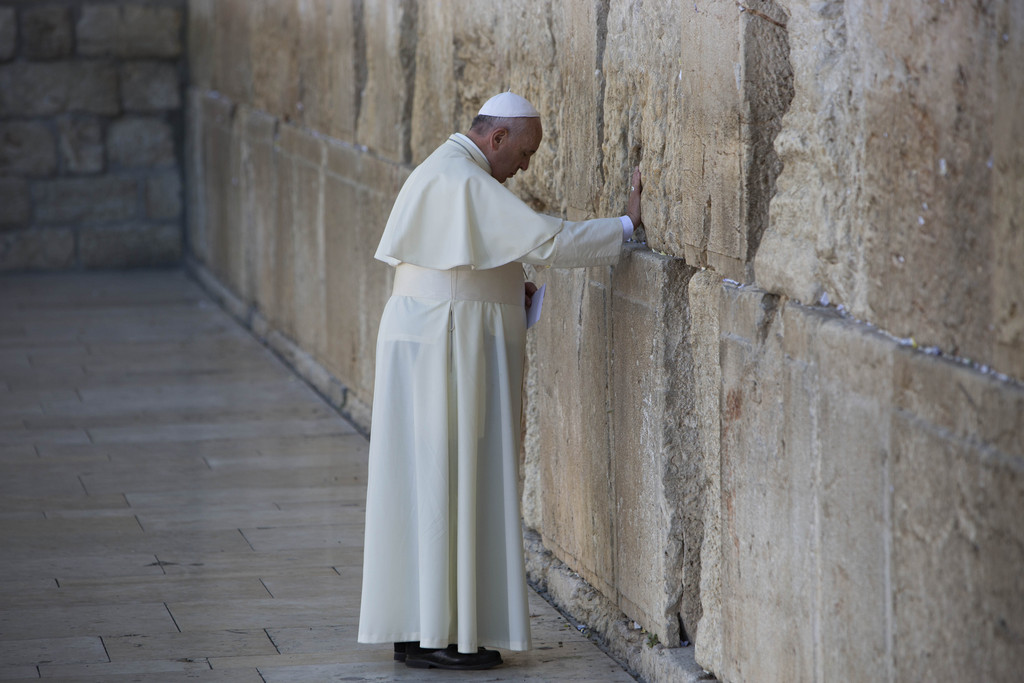 Le pape François a prié devant le mur des Lamentations, l'un des sites les plus sacrés du judaïsme. 
