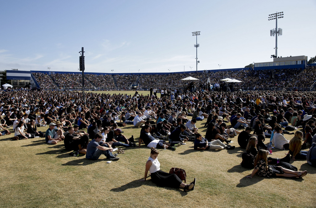 Des milliers d'étudiants se sont rassemblés dans le stade de l'université de Californie pour un dernier hommage aux victimes.