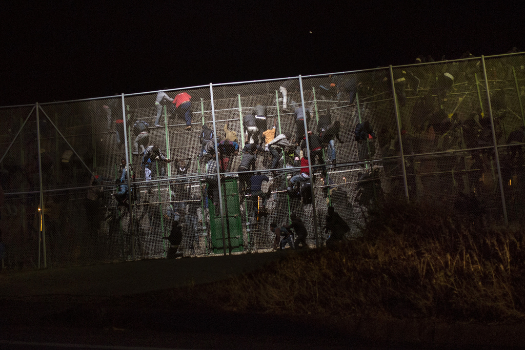 Les migrants ont littéralement pris d'assaut les grillages. 500 d'entre sont parvenus à entrer en Espagne.