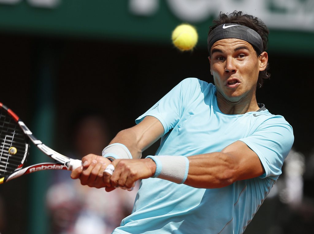 epa04233715 Rafael Nadal of Spain returns to Leonardo Mayer of Argentina during their third round match for the French Open tennis tournament at Roland Garros in Paris, France, 31 May 2014.  EPA/IAN LANGSDON