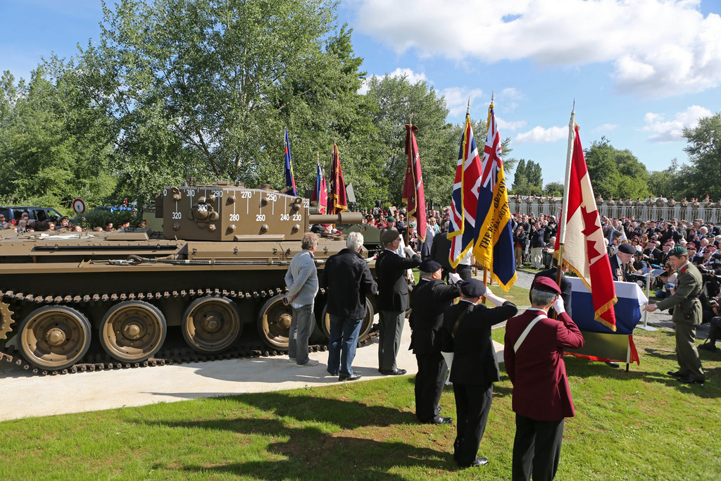 Plusieurs centaines de personnes, dont une centaine de vétérans de la 6e division aéroportée britannique, ont assisté à une cérémonie d'hommage aux morts.