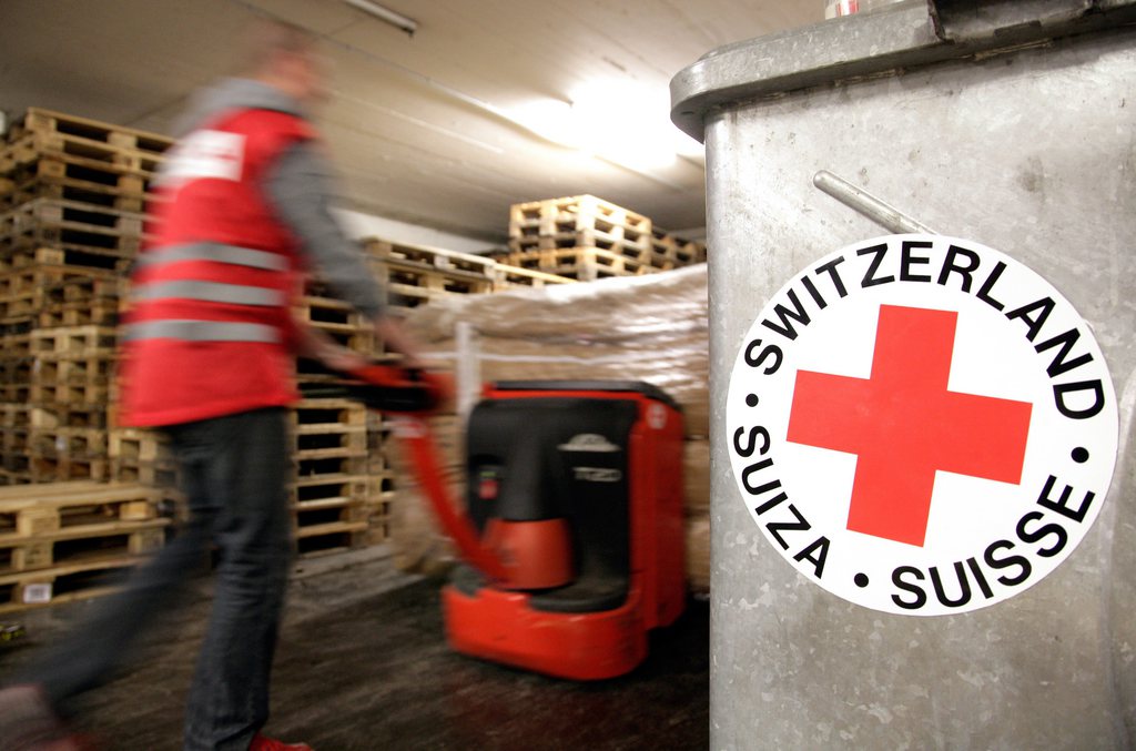 Mitarbeiter des Schweizerischen Roten Kreuzes laden Pakete mit Zelten und Decken fuer die Erdbebenopfer in Italien auf einen Lastwagen, am Montag, 6. April 2009, in Bern. (KEYSTONE/Peter Klaunzer)

A member of the Swiss Red Cross loads a truck with tents for the earthquake victims in mountainous central Italy Abruzzo region, in Wabern near Bern, Switzerland, Monday evening, April 6, 2009. The 200 tents offer place for around 1 000 persons and are equipped with beds, blankets and heaters. (KEYSTONE/Peter Klaunzer)