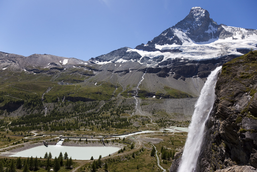 Waterfall and reservoir at the foot of Matterhorn mountain on the way to the SAC's Schoenbiel Hut above Zermatt in the canton of Valais, Switzerland, pictured on July 26, 2009. (KEYSTONE/Arno Balzarini)

Wasserfall mit Staubecken am Fusse des Matterhorns am Weg zur SAC-Schoenbielhuette oberhalb Zermatt im Kanton Wallis, aufgenommen am 26. Juli 2009. (KEYSTONE/Arno Balzarini)