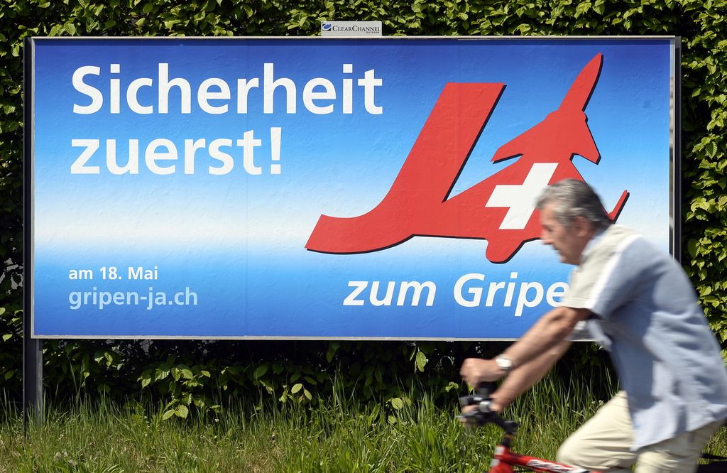 Plakat der Befuerworter zum Gripen Kauf in Wohlen (AG) am Donnerstag, 24. April 2014. Am 18. Mai 2014 stimmen die Schweizer Stimmberechtigten ab ueber das Bundesgesetz ueber den Fonds zur Beschaffung des Kampfflugzeugs Gripen. (KEYSTONE/Walter Bieri)