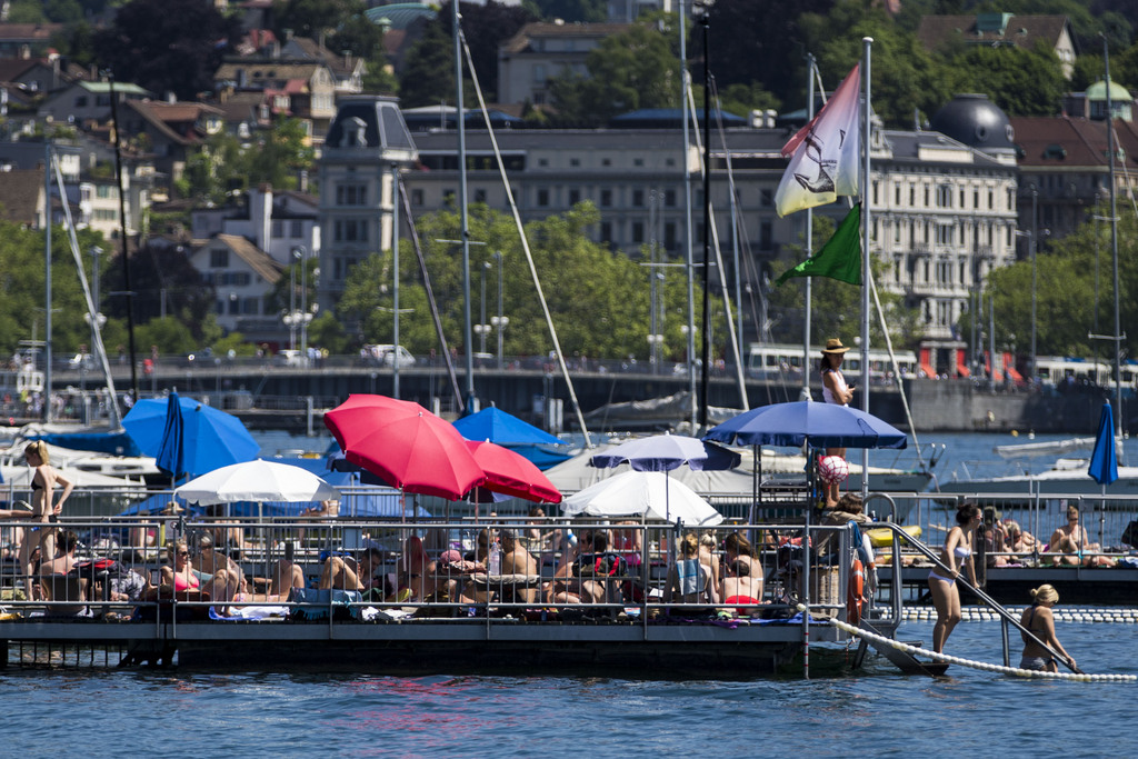 Si les parasols étaient de rigueur samedi, la petite laine n'était pas indispensable durant la nuit de samedi à dimanche qui est qualifiée de tropicale dans certaines communes de Suisse. 