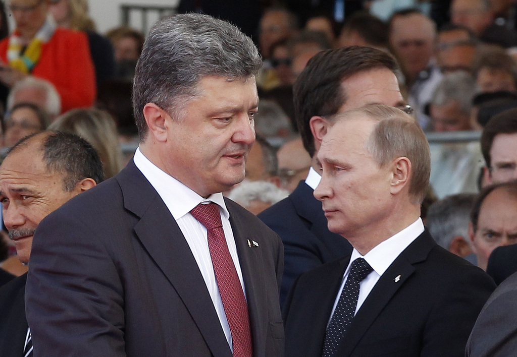 Petro Porochenko a appelé tard dans la nuit de jeudi à vendredi son homologue russe Vladimir Poutine, a annoncé le Kremlin. Les deux présidents ont parlé d'un plan de paix.