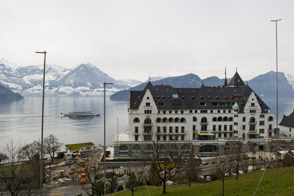 Bauvisiere stehen vor dem Park Hotel Vitznau am Vierwaldstaettersee, aufgenommen am Donnerstag, 7. Maerz 2013 in Vitznau. Das Nobelhotel wurde fuer rund 270 Millionen Franken umgebaut und soll am 25. Maerz 2013 eroeffnet werden. (KEYSTONE/Sigi Tischler)