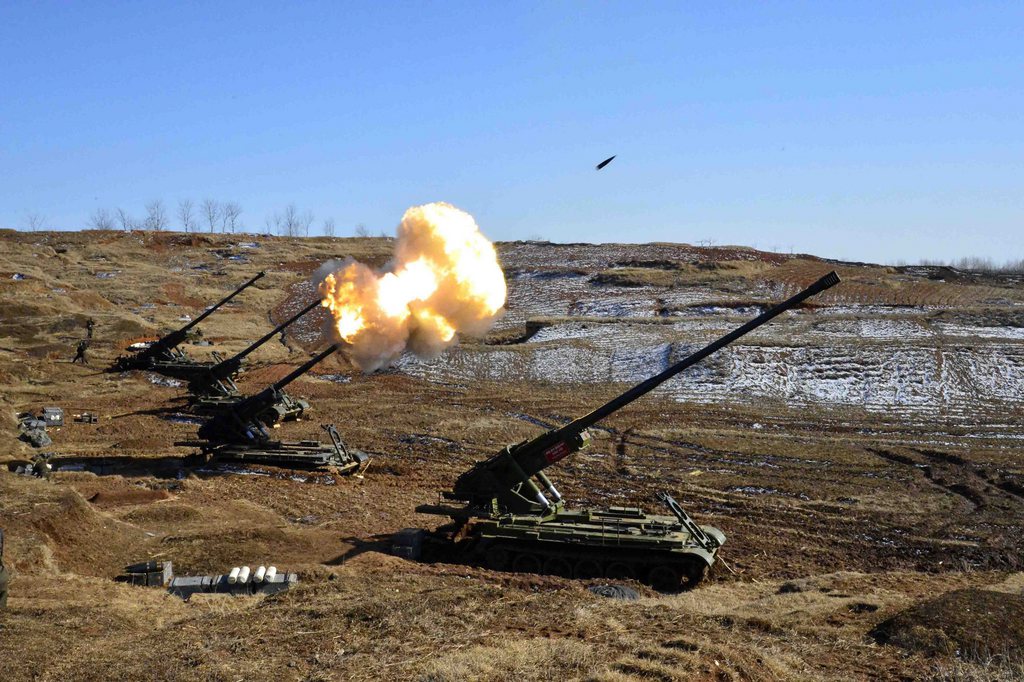 Une photo non-datée livrée par la Corée du Nord monte l'artillerie en action.