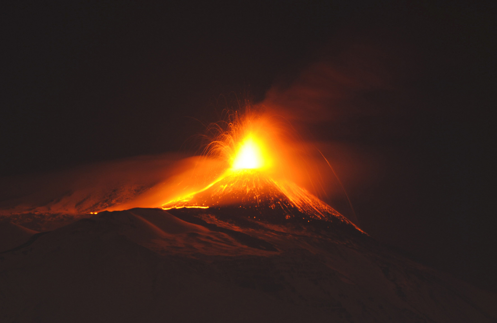 L'Etna est le plus important volcan en activité en Europe, avec des éruptions connues depuis au moins 2700 ans. 