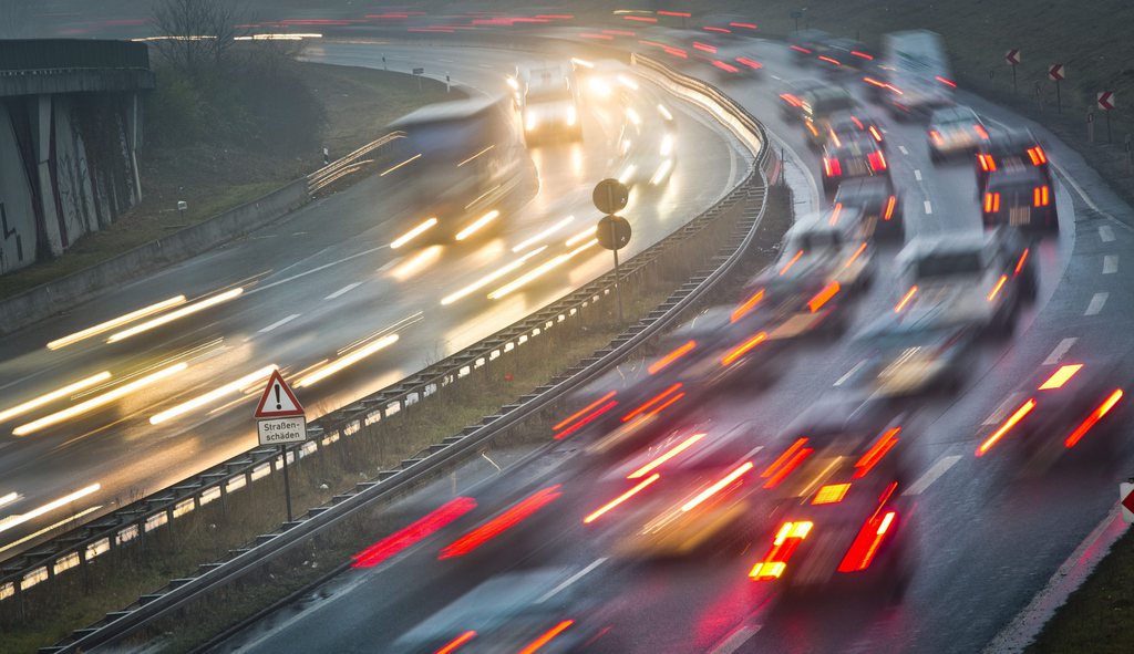 epa03977299 A picture taken with slow shutter speed shows vehicles driven through the wet and foggy weather during rush hour on Autobahn A661 in Frankfurt Main, Germany, 05 December 2013.  EPA/FRANK RUMPENHORST