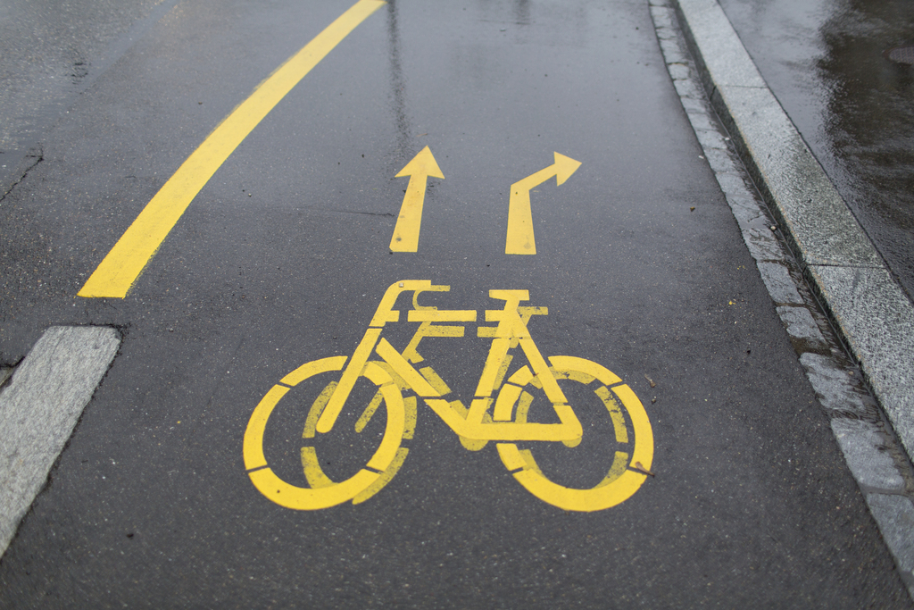 Two bicycle lane markings on a bicycle lane, pictured on May 31, 2013 in Switzerland. (KEYSTONE/Gaetan Bally)