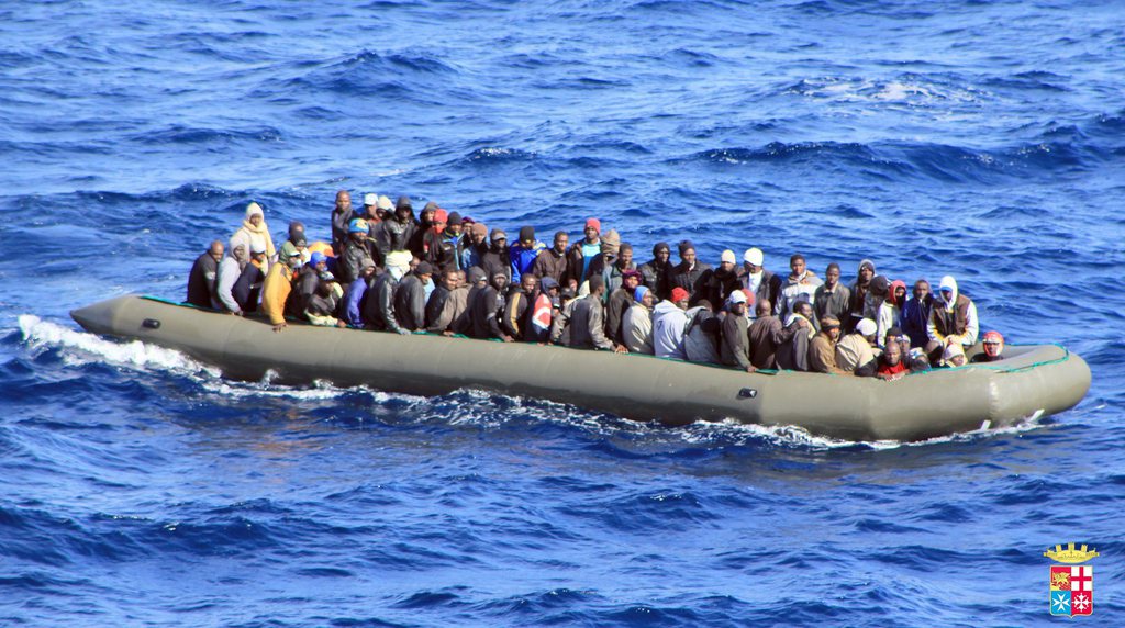 Les migrants, désespérés, s'entassent sur de frêles canots pneumatiques. Leurs chances de survie dans ces conditions sont minces (archives).