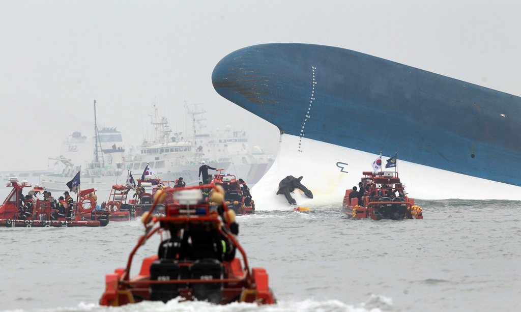 epa04168706 A view of the rescue operation underway after ferry Sewol sank in waters off Jindo Island in the southwestern province of South Jeolla, South Korea, 16 April 2014. Around 290 people are officially missing after the sinking of a South Korean ferry, national media reported 16 April 2014.  EPA/YONHAP SOUTH KOREA OUT