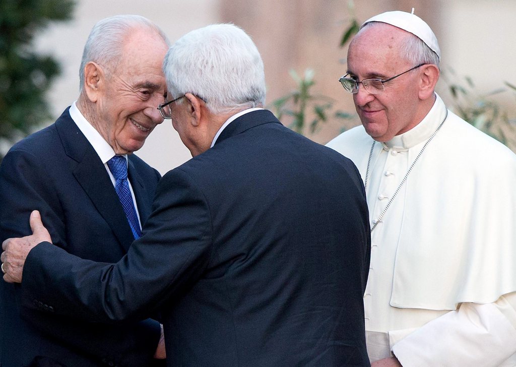 Cette image date de juin dernier! Le pape était parvenu à créer un climat apparemment amical entre Shimon Peres et Mahmoud Abbas.