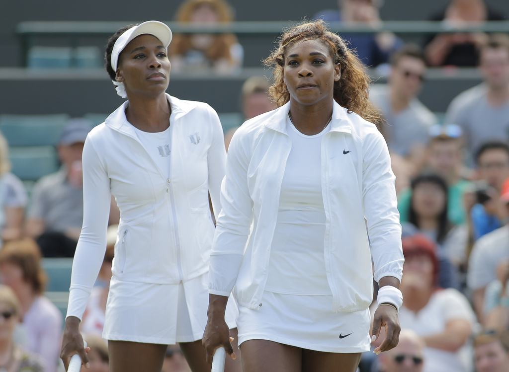 Serena Williams, à droite, a dû abandonner son double à Wimbledon à cause d'un malaise.