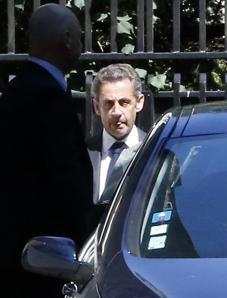 L'ancien président français Nicolas Sarkozy quitte son domicile parisien mercredi.