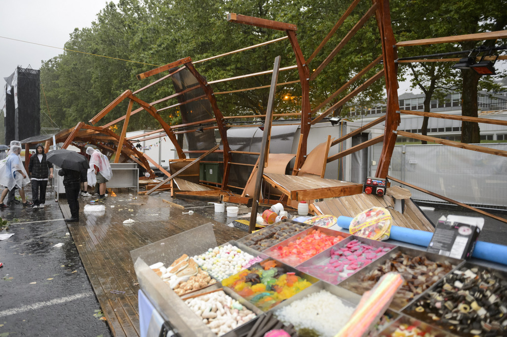 Des stands de nourriture ont été détruits lors du match diffusé publiquement à Belleville, à Lausanne.
