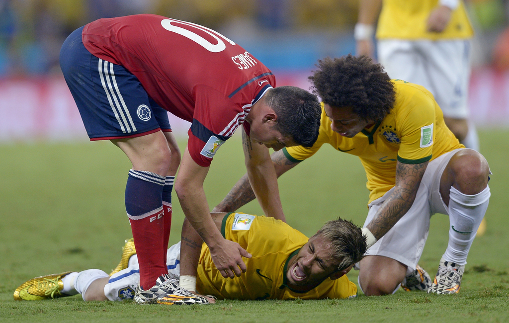 Le Brésilien Neymar a reçu une vilaine charge de Juan Zuniga dans le dos lors du match Brésil-Colombie. Il s?en sort avec une vertèbre cassée. Le Mondial s?arrête pour lui, laissant ses fans abasourdis. 