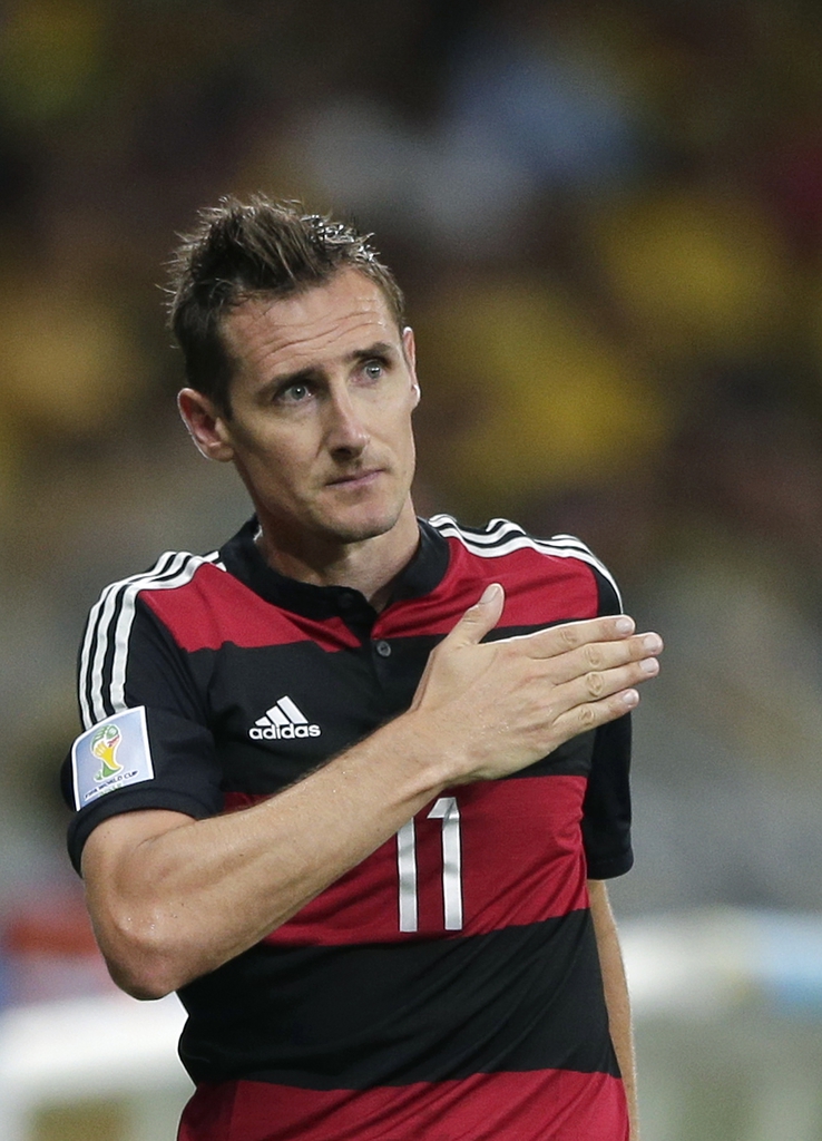 Miroslav Klose fier et ému, est devenu le premier joueur au monde à inscrire 16 buts en phase finale de Coupe du monde.