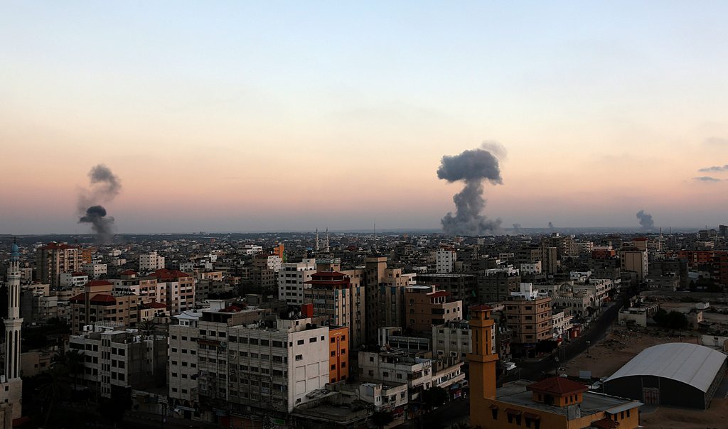 De la fumée s'élève après une attaque de l'aviation israélienne au sud de la ville de Gaza le 8 juillet. 