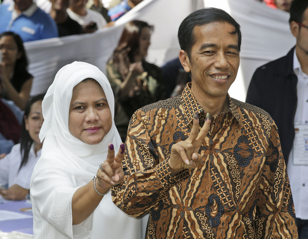 Selon des estimations, Joko Widodo recueille près de 53% des suffrages contre environ 47% pour son rival.