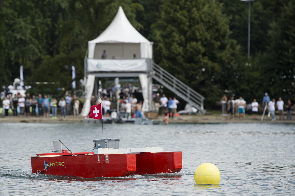 120 étudiants venant de 6 pays se mesurent jusqu'à dimanche à grands coups de gros bateaux électriques télécommandés.