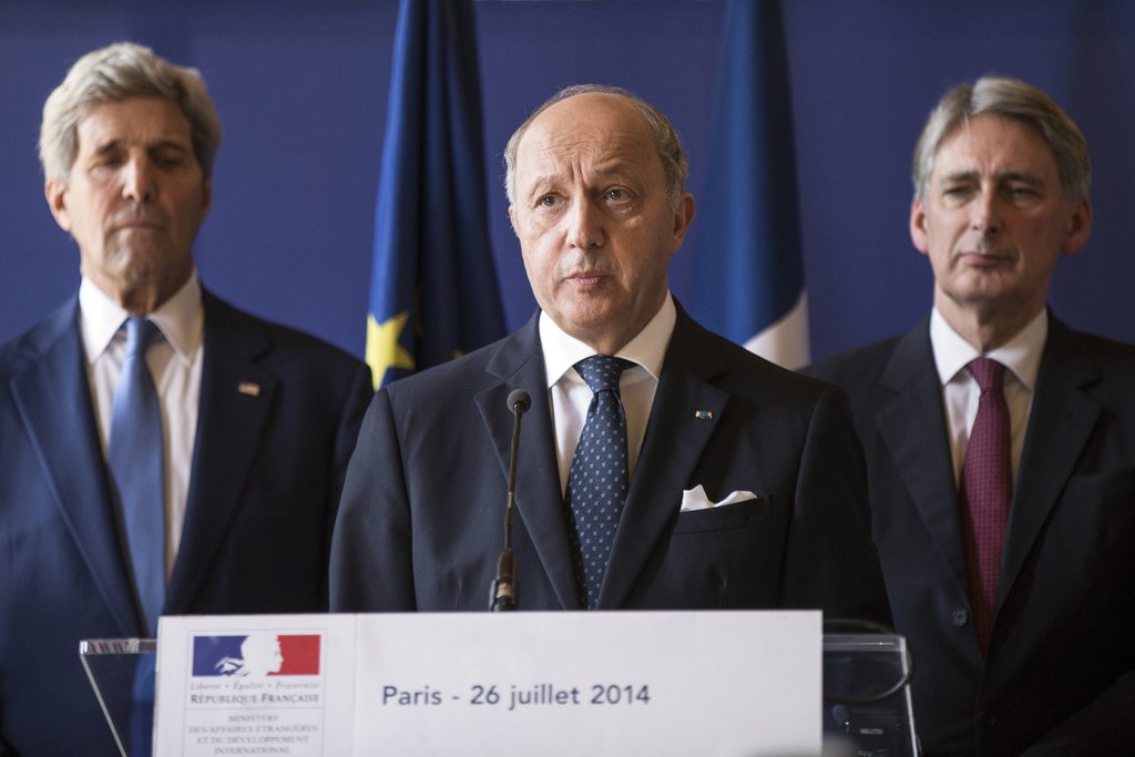 Outre Laurent Fabius (centre) et le secrétaire d'Etat américain John Kerry (à gauche), ont participé à la réunion de Paris leurs homologues de Grande-Bretagne (à droite), d'Allemagne, d'Italie, de Turquie et du Qatar et un représentant de l'Union européenne.