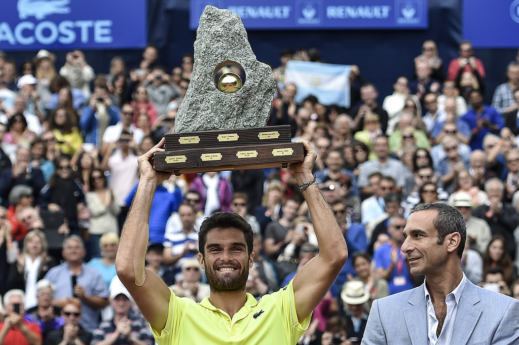 Pablo Andujar of Spain, winner, celebrates with the trophy after the final match at the Suisse Open tennis tournament in Gstaad, Switzerland, Sunday, July 27, 2014. (KEYSTONE/Peter Schneider)