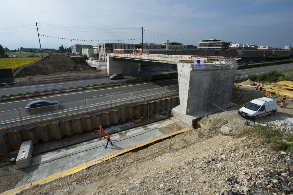 La réouverture de la route de Luins, qui emprunte ce nouveau pont élargi, est prévue pour début septembre.