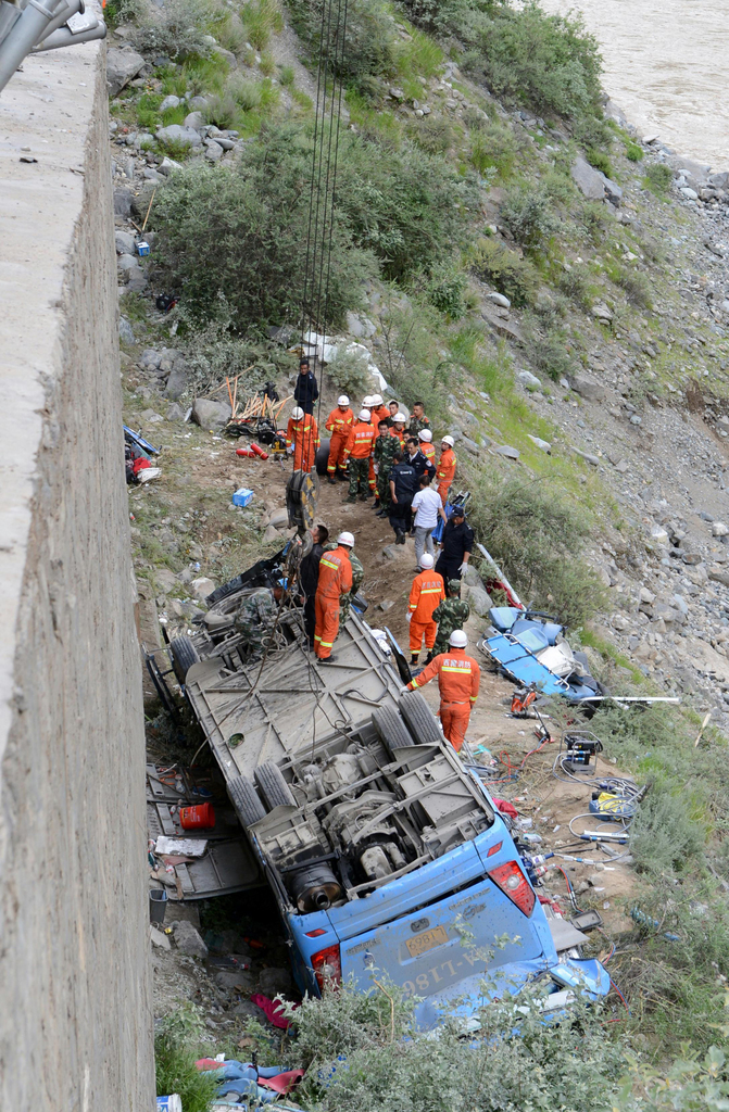 Ce car de touristes s'est écrasé dans un ravin. L'accident s'est produit dans la province de Nyemo (Tibet) et a causé la mort d'une quarantaine de personnes. 