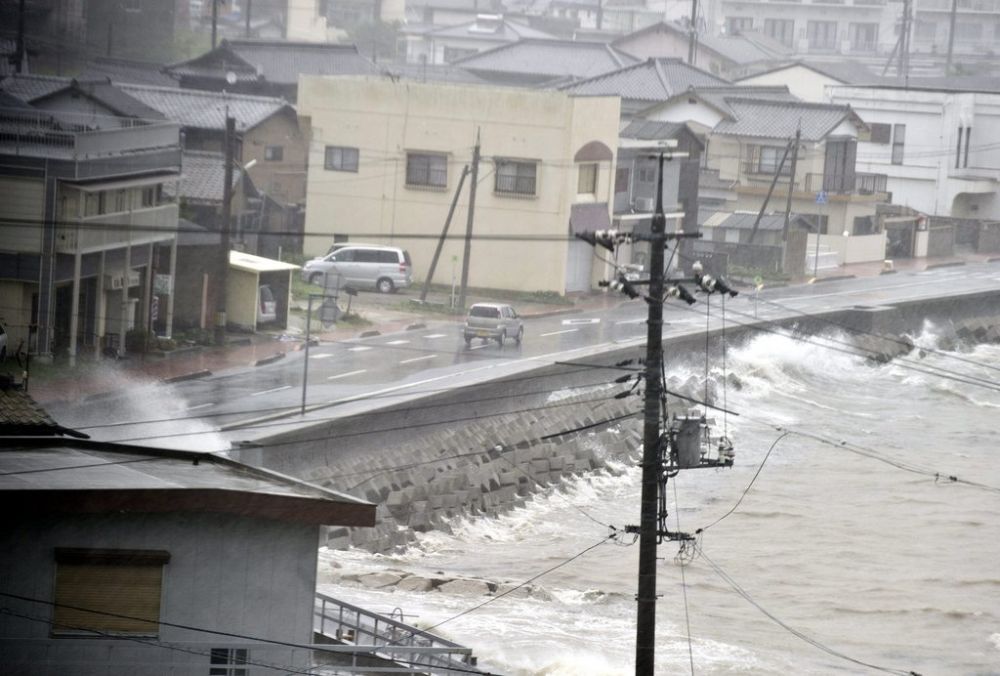 Le typhon a touché dimanche sur l'île méridionale de Shikoku.