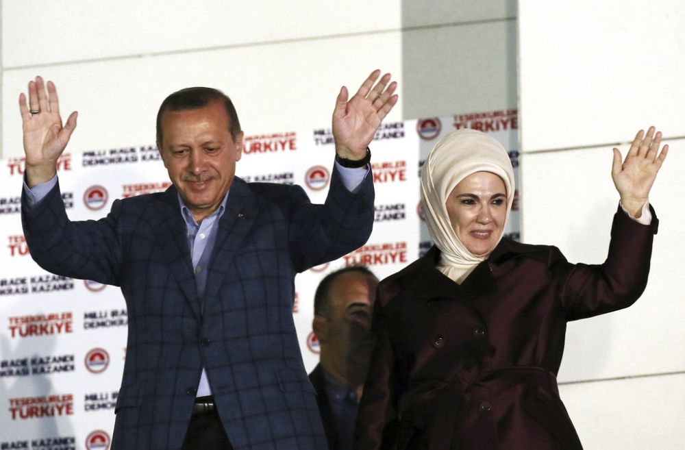 Recep Tayyip Erdogan accompagné de son épouse Emine Erdogan célèbrent la victoire de l'ancien Premier ministre. 