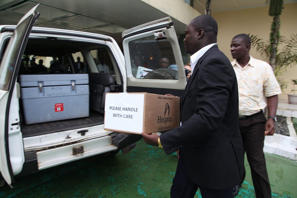 Les médicaments à l'essai Zmapp pour les patients d'Ebola dans les moments Liberia après son arrivée à l'aéroport international Roberts, le comté de Margibi, au Libéria 13 Août 2014