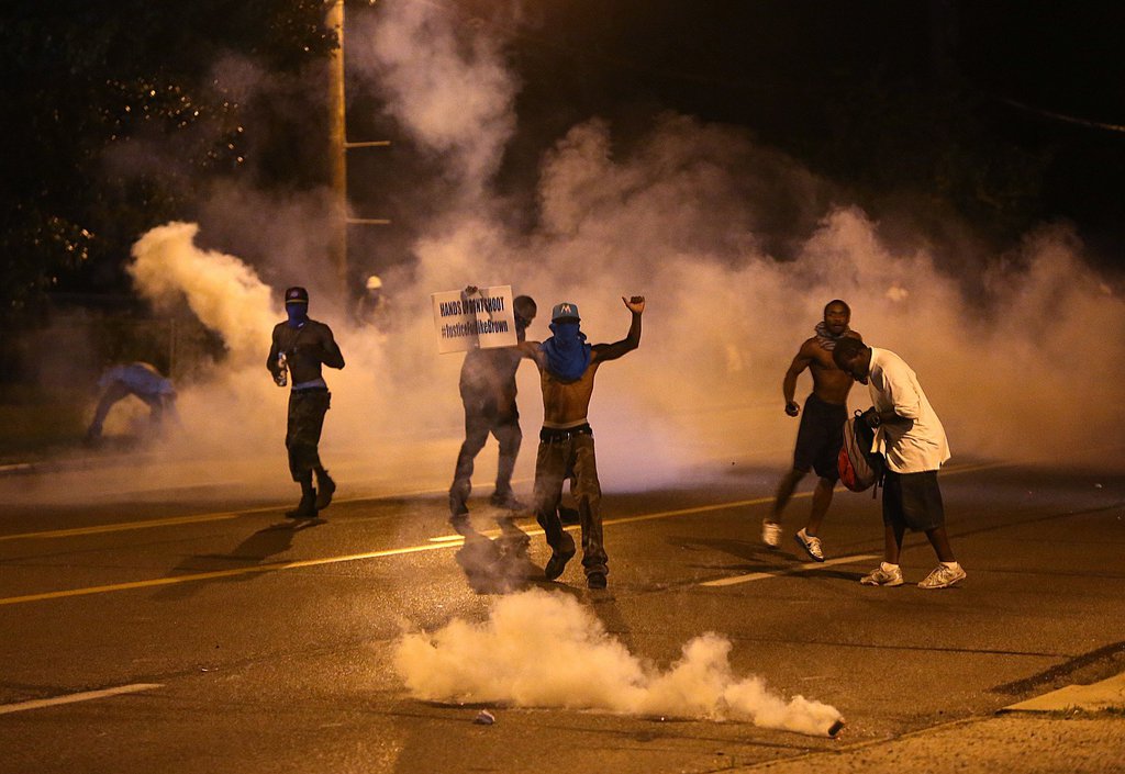 Ferguson, située dans la banlieue de Saint-Louis, a connu a cinquième nuit de violence marquée en particulier par l'intervention de la police anti-émeutes.