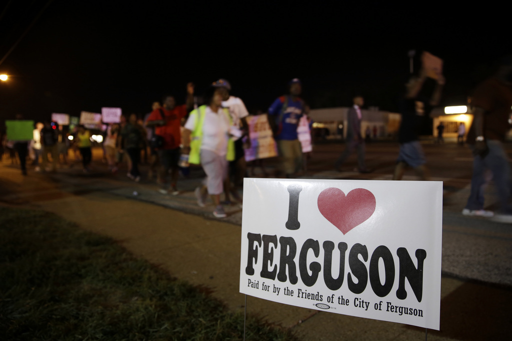 Jeudi soir, les émeutes violentes ont laissé place à des manifestations pacifiques à Ferguson.