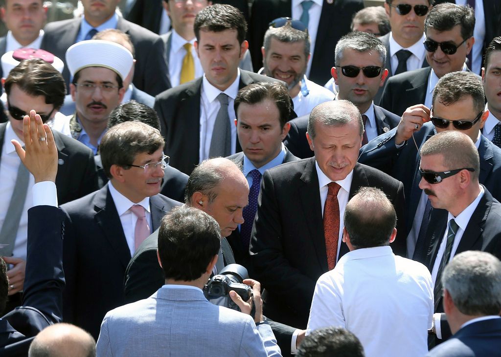 Le président turc Recep Tayyip Erdogan (droite) et le futur premier ministre Ahmet Davutoglu.