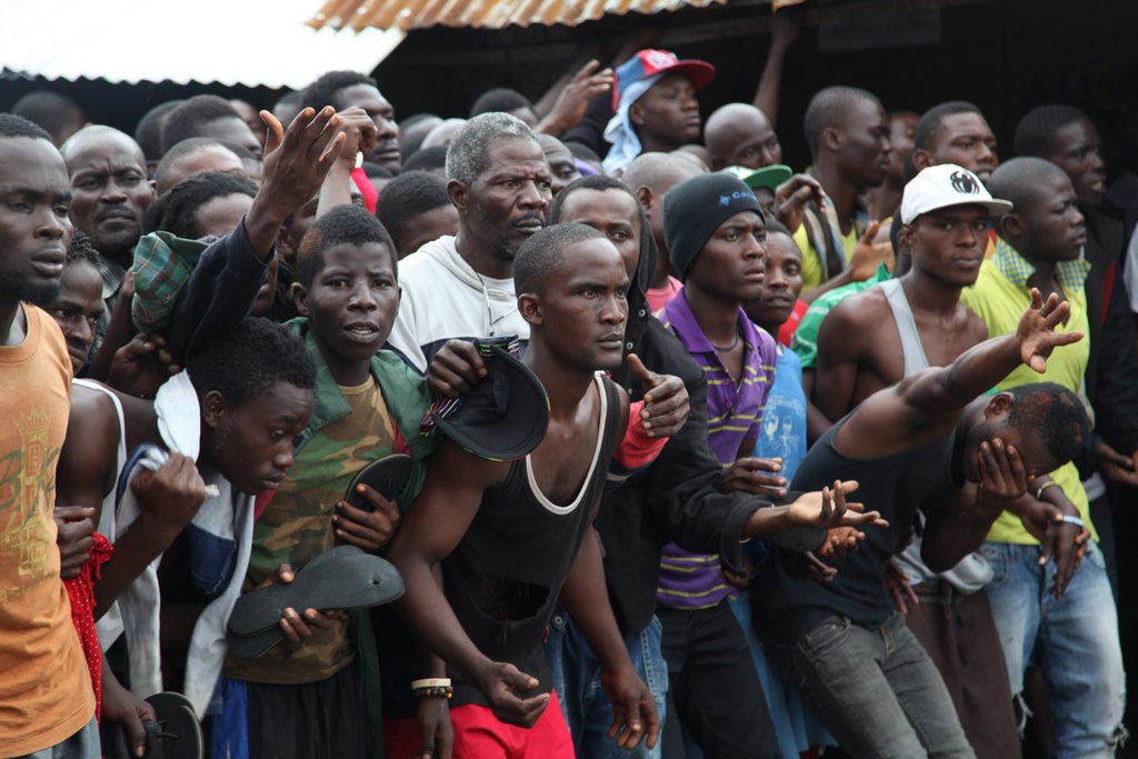 Au Liberia, la peur se lit sur les visages de ces habitants du bidonville de West Point, mis en quarantaine par le  gouvernement.