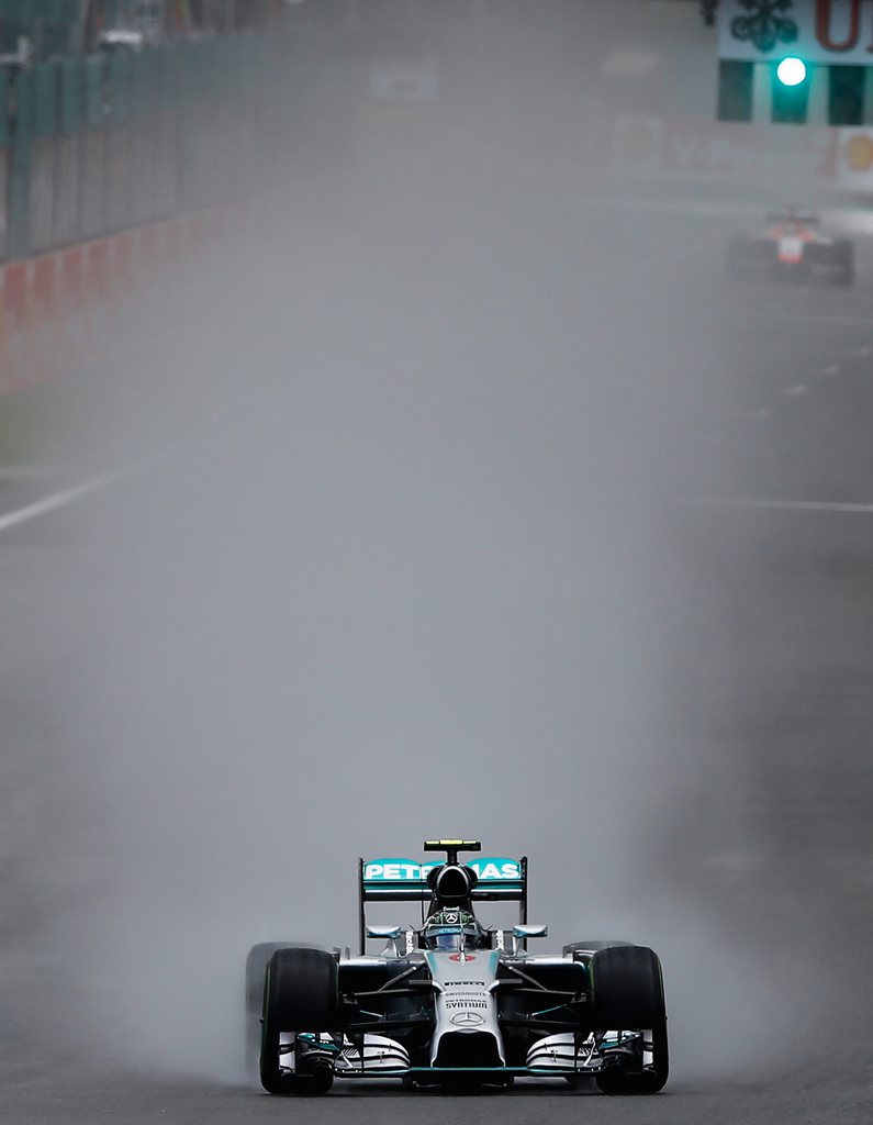 Sous la pluie, l'Allemand Nico Rosberg a dominé les qualifications à Spa.